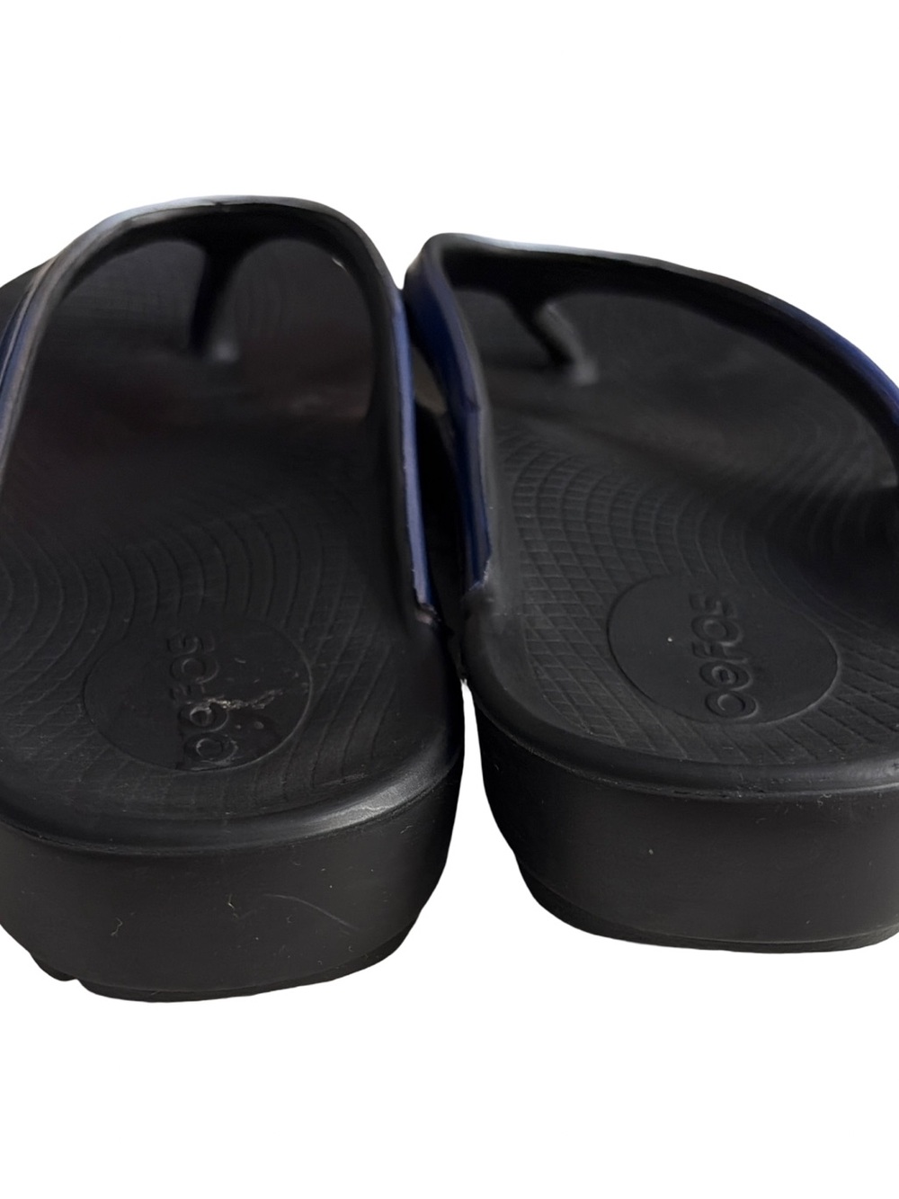 Oofos Oolala Luxe Recovery Black Flip Flops with Iridescent Straps - Picture 3 of 12
